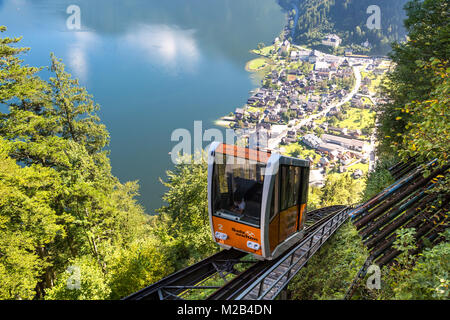 HALLSTATT, Österreich - 14. SEPTEMBER 2016: Seilbahn zwischen Hallstatt und Salzberg peak in Österreich Salzkammergut Berge. Stockfoto