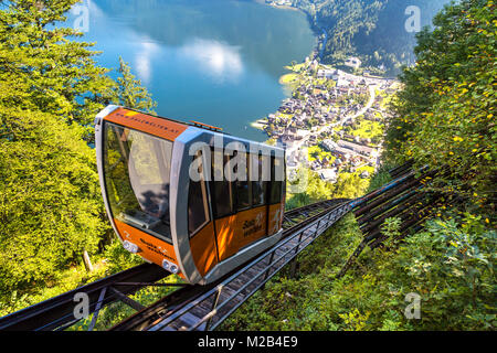 HALLSTATT, Österreich - 14. SEPTEMBER 2016: Seilbahn zwischen Hallstatt und Salzberg peak in Österreich Salzkammergut Berge. Stockfoto