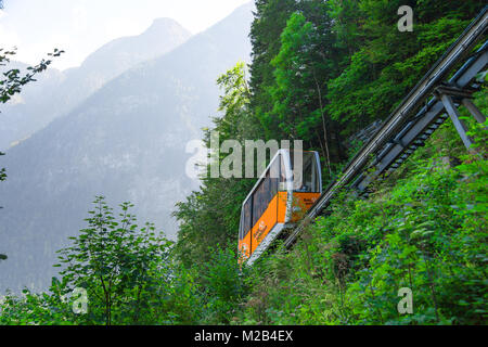 HALLSTATT, Österreich - 14. SEPTEMBER 2016: Seilbahn zwischen Hallstatt und Salzberg peak in Österreich Salzkammergut Berge. Stockfoto