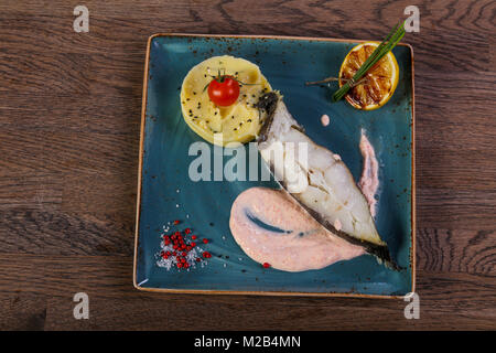 Heilbutt-filet mit mushed Kartoffel und Sauce Stockfoto