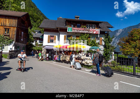 HALLSTATT, Österreich - 14. SEPTEMBER 2016: Hallstatt Dorf mit historischen Berg Häuser um, unter Alp Berge im Salzkammergut. Stockfoto