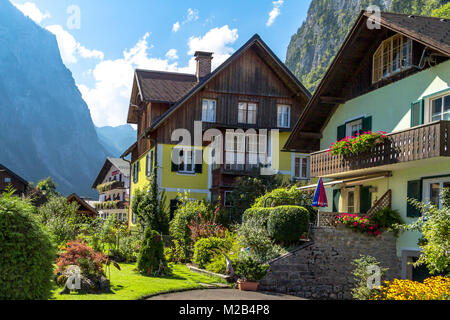 HALLSTATT, Österreich - 14. SEPTEMBER 2016: Hallstatt Dorf mit historischen Berg Häuser um, unter Alp Berge im Salzkammergut. Stockfoto