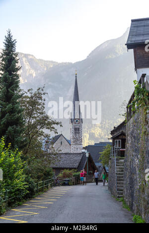 HALLSTATT, Österreich - 14. SEPTEMBER 2016: Hallstatt Dorf mit historischen Berg Häuser um, unter Alp Berge im Salzkammergut. Stockfoto