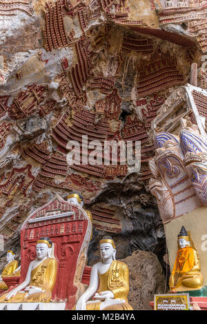 Buddha Statuen an der berühmten Kaw Goon Höhle Stockfoto