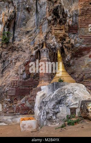 Buddha Statuen an der berühmten Kaw Goon Höhle Stockfoto