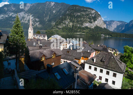 HALLSTATT, Österreich - 14. SEPTEMBER 2016: Panoramablick auf die Landschaft von Hallstatt Dorf mit fancy Berg Häuser und Kirche durch den Hallstätter See unter Stockfoto