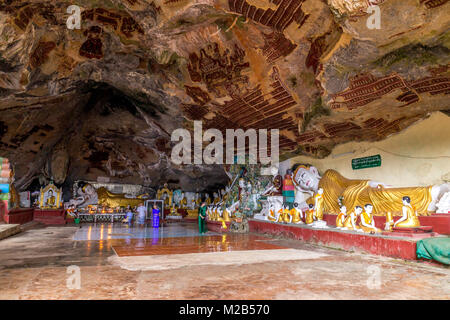 Buddha Statuen an der berühmten Kaw Goon Höhle Stockfoto