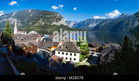 HALLSTATT, Österreich - 14. SEPTEMBER 2016: Panoramablick auf die Landschaft von Hallstatt Dorf mit fancy Berg Häuser und Kirche durch den Hallstätter See unter Stockfoto