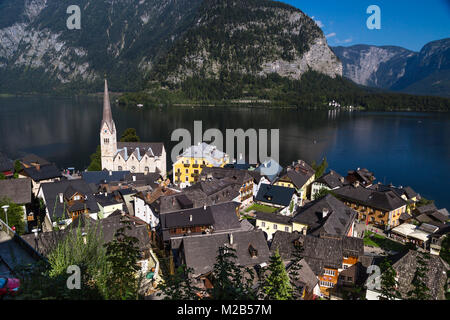 HALLSTATT, Österreich - 14. SEPTEMBER 2016: Panoramablick auf die Landschaft von Hallstatt Dorf mit fancy Berg Häuser und Kirche durch den Hallstätter See unter Stockfoto