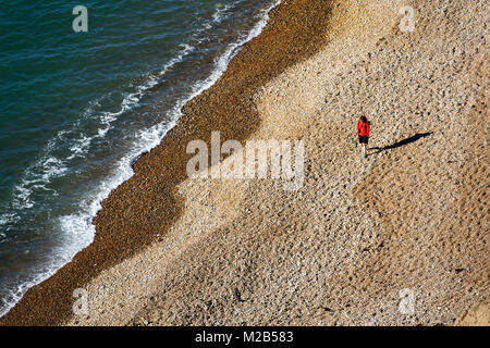 Person zu Fuß am Strand, Alum Bay, Isle of Wight, Großbritannien Stockfoto