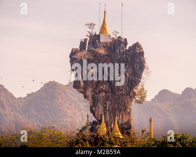 Buddhistische Tempel auf einem Felsen Stockfoto
