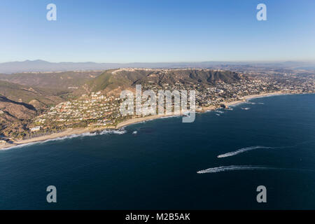 Luftaufnahme der vorbeifahrenden Boote entlang der pazifischen Küste in der Nähe von Laguna Beach in Orange County, Kalifornien. Stockfoto
