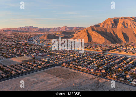 Am frühen Morgen neue Nachbarschaften und Route 215 von der Oberseite der Einsame Berg im Nordwesten von Las Vegas. Stockfoto