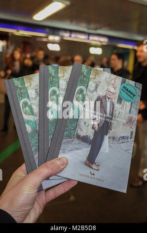 OLD STREET STATION, LONDON, VEREINIGTES KÖNIGREICH. 15. Januar 2018. Kopien des Fotobuch "Ich habe gelebt in East London für 86 1/2 Jahren" ausgeteilt, fo Stockfoto