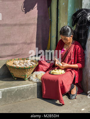 Frau Zubereitung Ananas für den Verkauf in Street, Shillong, Meghalaya, Indien Stockfoto