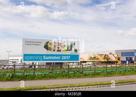 Plakat zur Ankündigung der neuen Aldi Store bei Bridgewater Avenue auf der Logistics North Ort, Bolton. Der Aldi-Distribution Center ist auf der gleichen Seite. Stockfoto