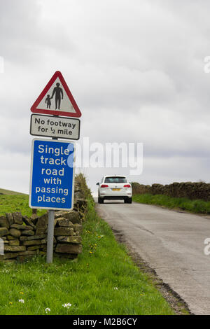 Single Track Road, die mit dem Übertragen von Plätzen anmelden. Elnor Lane, auf den Hügeln südlich von Whaley Bridge und nach Süden in Richtung Goyt Valley. Stockfoto