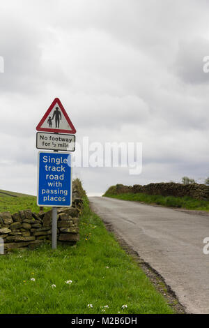 Single Track Road, die mit dem Übertragen von Plätzen anmelden. Elnor Lane, auf den Hügeln südlich von Whaley Bridge und nach Süden in Richtung Goyt Valley. Stockfoto