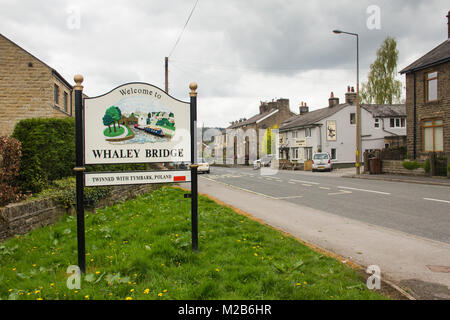 Whaley Bridge Willkommen Schild an der B 5470, Kapelle Straße, ist der Weg zur Kapelle-en-le-Frith Stockfoto