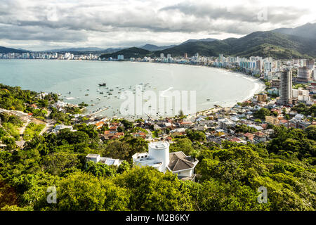 Blick von Encanto Belvedere. Itapema, Santa Catarina, Brasilien. Stockfoto