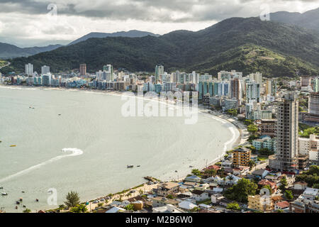 Blick von Encanto Belvedere. Itapema, Santa Catarina, Brasilien. Stockfoto