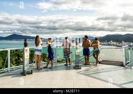 Touristen, die Aussicht von Encanto Belvedere. Itapema, Santa Catarina, Brasilien. Stockfoto