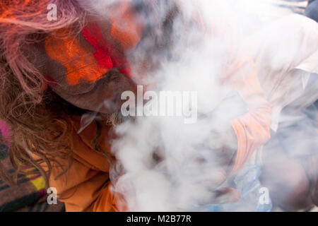 Ein sadhu Marihuana raucht, in Pashupati Tempel in Kathmandu, Nepal. Stockfoto
