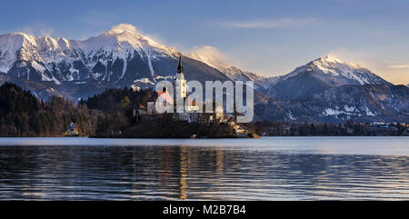 Bleder See und seine Insel, Burg von Bled Bled und Sahnetorte - machen Sie ihre Wünsche wahr mit einem perfekten Aufenthalt im Herzen der Alpen. Stockfoto