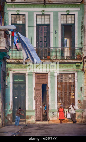 Das tägliche Leben in Kuba - einheimischen Reinigung umfassende Arbeiten an Gebäude in Havanna, Kuba, Karibik, Karibik, Zentral- und Lateinamerika Stockfoto