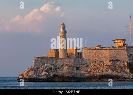 Castillo del Morro und Leuchtturm von der El Malecon in der Dämmerung, Havanna, Kuba, Karibik, Karibik, Zentral- und Lateinamerika Stockfoto