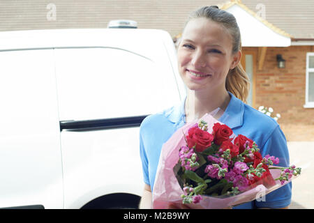 Portrait von Florist Home Lieferung Blumenstrauß Stockfoto