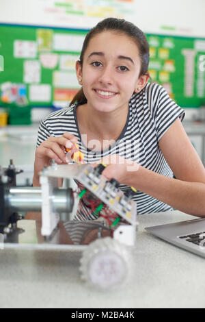 Portrait der weiblichen Schüler In der Wissenschaft Lehre Studium Robotik Stockfoto