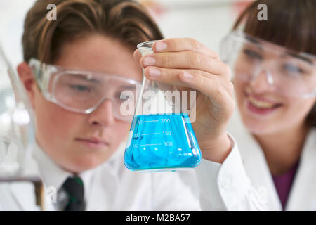 Männliche Schüler und Lehrer, der Chemie Experiment Stockfoto