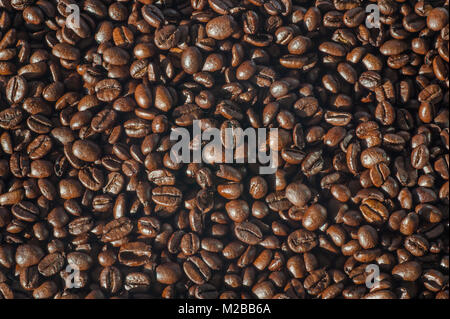 Geröstete Kaffeebohnen als Hintergrund Kopie Raum. Stockfoto