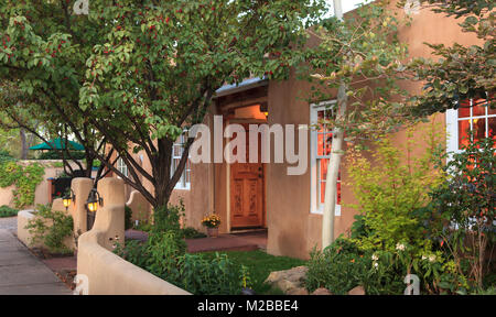 Fassade von El Farolito Inn, Santa Fe, New Mexico, USA Stockfoto