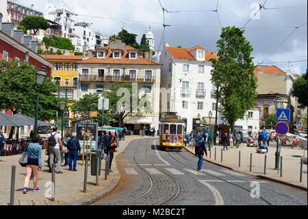 Eine elektrische Straßenbahn mit Passagieren in Lissabon, Portugal Stockfoto