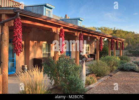 Getrocknete Chilischoten oder Ristras, Casa Escondida, Chimayo, New Mexico Stockfoto