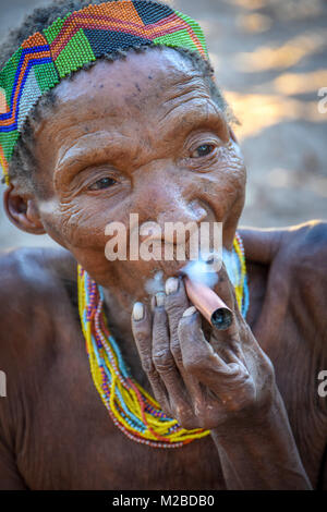 Elder bushman Rauchen Stockfoto