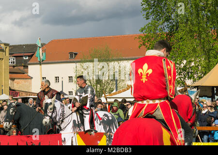 Schauspieler spielen Pferd Soldat in einem Wettbewerb während ein mittelalterliches Fest mit viel Publikum in Deutschland Stockfoto