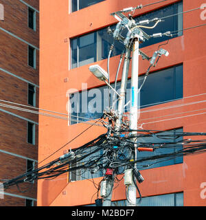 Verheddertes Kabel auf einer Straßenlaterne in Quito, Ecuador Stockfoto