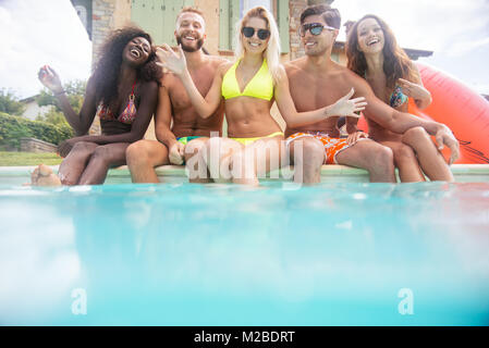 Gruppe von Freunden Spaß im Pool Stockfoto