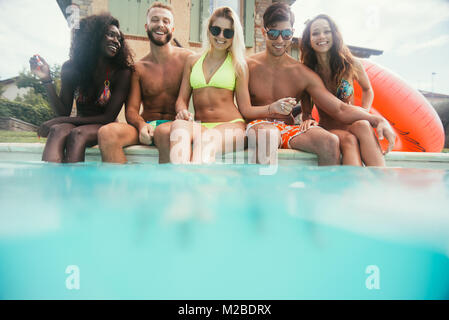 Gruppe von Freunden Spaß im Pool Stockfoto