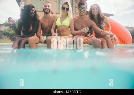 Gruppe von Freunden Spaß im Pool Stockfoto