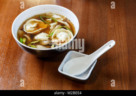 Asiatische Knödel serviert und bereit wie eine Suppe mit Soja Sause Stockfoto