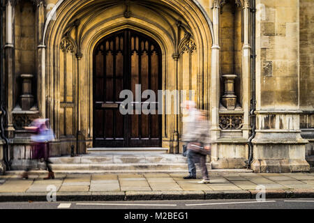 Gewölbten Tür in Cabridge, UK mit unscharfen Menschen vorbei gehen. Stockfoto