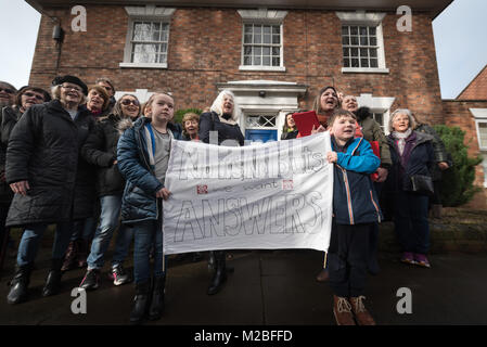 3 Trinity Street, Stratford-upon-Avon, Warwickshire, Großbritannien. 28. Januar 2018. Eine Gruppe von Demonstranten halten eine Demonstration vor dem Konservativen consti Stockfoto