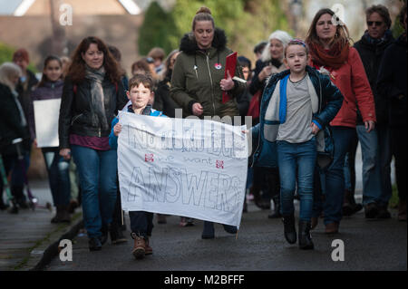 3 Trinity Street, Stratford-upon-Avon, Warwickshire, Großbritannien. 28. Januar 2018. Eine Gruppe von Demonstranten halten eine Demonstration vor dem Konservativen consti Stockfoto