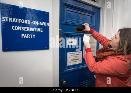 3 Trinity Street, Stratford-upon-Avon, Warwickshire, Großbritannien. 28. Januar 2018. Eine Gruppe von Demonstranten halten eine Demonstration vor dem Konservativen consti Stockfoto