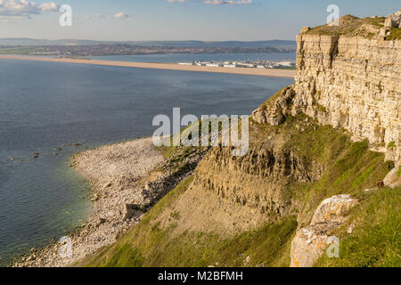 South West Coast Path auf der Isle of Portland, in Richtung Fortuneswell und Chesil Beach mit Weymouth im Hintergrund, Jurassic Coast, Dorset, Stockfoto