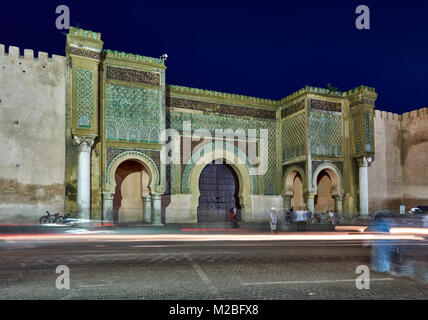 Night Shot von beleuchteten Tor Bab Mansour, Meknes, Marokko, Afrika Stockfoto